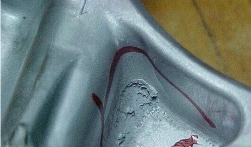 鋁壓鑄過(guò)程中鑄件表面上會(huì)有摩擦燒蝕的情況是怎么回事？